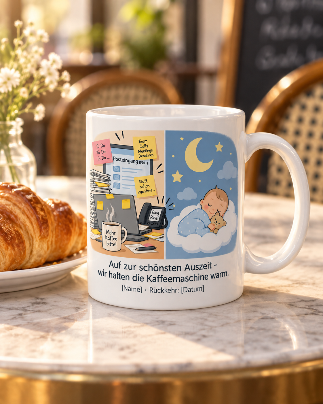 Elternzeit-Tasse personalisiert – Café Tisch
